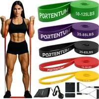 Une femme musclée effectue un curl biceps avec une bande de résistance rouge. À côté d'elle, un ensemble de cinq bandes élastiques de couleurs différentes (vert, violet, noir, rouge, jaune) avec leurs plages de résistance en livres, ainsi que divers accessoires comme des poignées, un ancrage de porte et des housses de protection.