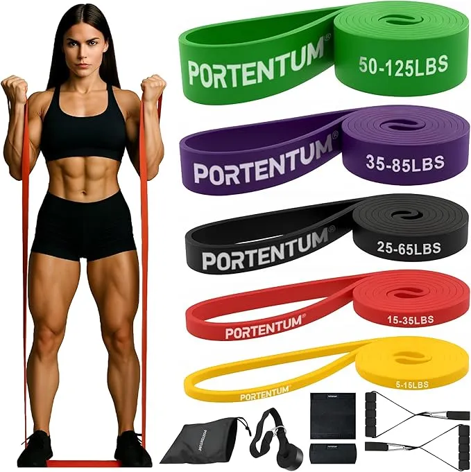 Une femme musclée effectue un curl biceps avec une bande de résistance rouge. À côté d'elle, un ensemble de cinq bandes élastiques de couleurs différentes (vert, violet, noir, rouge, jaune) avec leurs plages de résistance en livres, ainsi que divers accessoires comme des poignées, un ancrage de porte et des housses de protection.