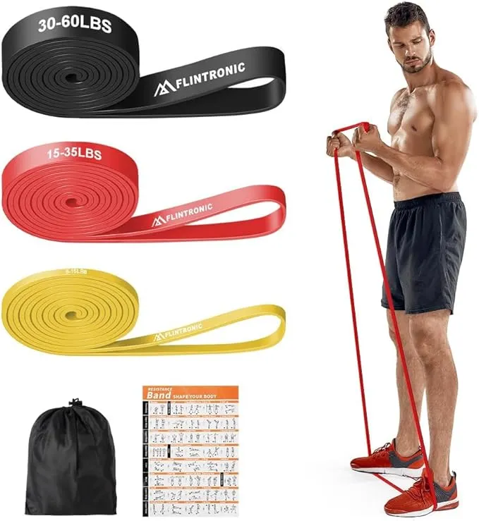 Un homme musclé utilise une bande de résistance rouge pour un exercice de renforcement des bras, tandis que les trois bandes du kit (jaune, rouge, noire) avec leurs niveaux de résistance respectifs (0-15 lbs, 15-35 lbs, 30-60 lbs) sont présentées à gauche, accompagnées d'un sac de transport et d'un guide d'exercices.