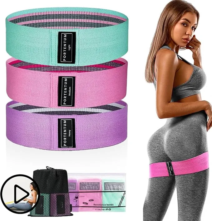 Trois bandes de résistance en tissu Portentum, de couleurs bleu clair, rose et violet, sont empilées. Chaque bande est étiquetée avec son niveau de résistance : Light, Medium et Heavy. À droite, une femme en tenue de sport utilise la bande rose autour de ses cuisses pour un exercice. En bas à gauche, un sac de rangement en filet noir et l'emballage des bandes sont visibles.