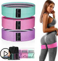 Trois bandes de résistance en tissu Portentum, de couleurs bleu clair, rose et violet, sont empilées. Chaque bande est étiquetée avec son niveau de résistance : Light, Medium et Heavy. À droite, une femme en tenue de sport utilise la bande rose autour de ses cuisses pour un exercice. En bas à gauche, un sac de rangement en filet noir et l'emballage des bandes sont visibles.