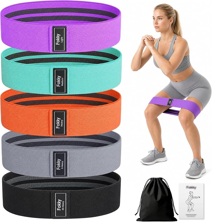 Vue d'ensemble du set de cinq élastiques de résistance Fokky de couleurs différentes (violet, turquoise, orange, gris, noir) empilés, avec une femme effectuant un squat en utilisant l'élastique violet autour de ses cuisses. Un sac de rangement noir et un petit guide sont également visibles.