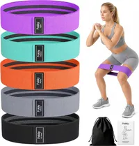 Vue d'ensemble du set de cinq élastiques de résistance Fokky de couleurs différentes (violet, turquoise, orange, gris, noir) empilés, avec une femme effectuant un squat en utilisant l'élastique violet autour de ses cuisses. Un sac de rangement noir et un petit guide sont également visibles.