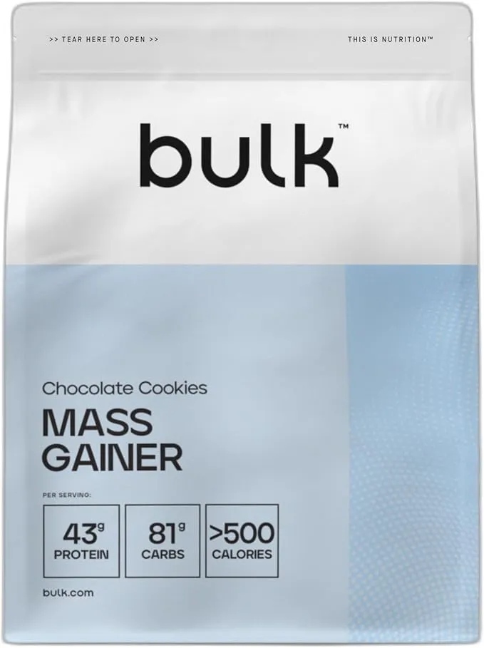 Un sachet blanc de Bulk Mass Gainer saveur Cookies Chocolat, affichant 43g de protéines, 81g de glucides et plus de 500 calories par portion.