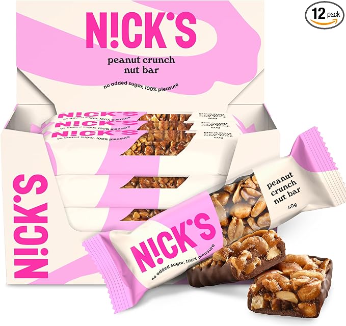 Une boîte ouverte de barres N!CK'S saveur cacahuète, avec plusieurs emballages individuels et deux barres déballées en premier plan, l'une entière et l'autre coupée en deux, révélant les cacahuètes et le chocolat.
