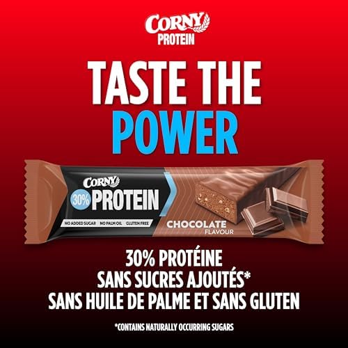 Une barre protéinée Corny Protein au chocolat, coupée en deux, révélant sa garniture croustillante et son enrobage chocolaté, sur un fond rouge avec des mentions marketing.