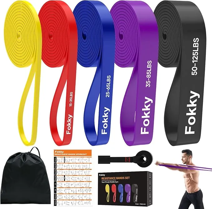 Vue d'ensemble du kit d'élastiques de résistance Fokky, comprenant cinq bandes de couleurs différentes (jaune, rouge, bleu, violet, noir) avec leurs résistances indiquées, un sac de transport noir, un ancrage de porte, un manuel d'exercices et une boîte d'emballage. Un homme utilise une bande violette en arrière-plan.