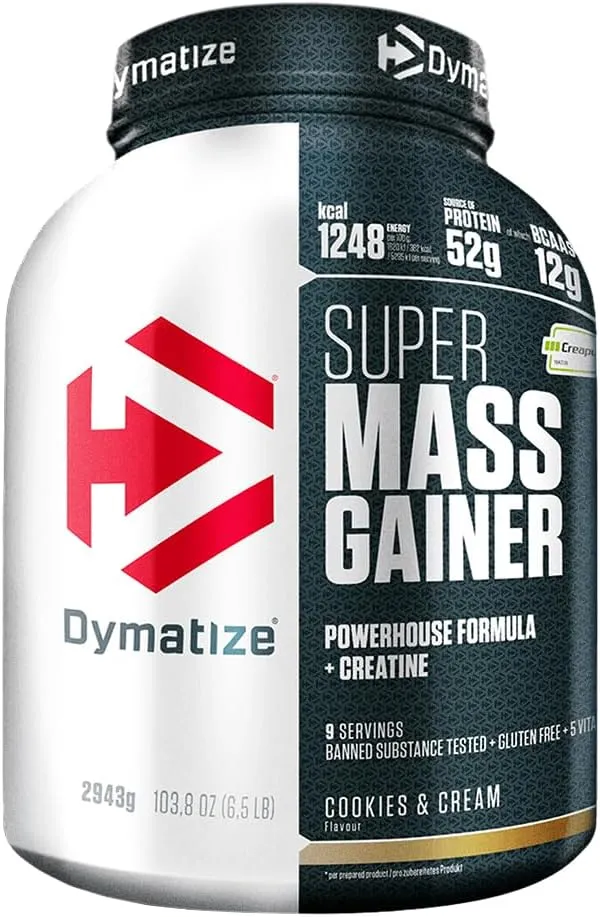 Un pot de Dymatize Super Mass Gainer saveur Cookies & Cream, blanc et gris foncé, avec le logo Dymatize rouge et blanc. L'étiquette affiche des informations nutritionnelles clés comme 1248 kcal, 52g de protéines, 12g de BCAA et le label Creapure. Le poids total est de 2943g.
