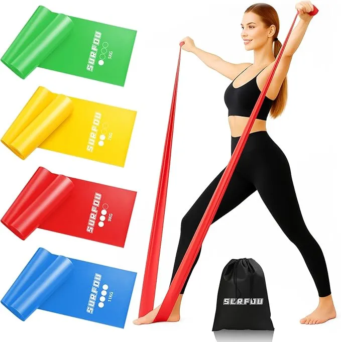 Une femme en tenue de sport noire effectuant un exercice avec une bande de résistance rouge, les pieds sur la bande et les mains la tenant en hauteur. À gauche, quatre bandes de résistance de couleurs différentes (vert, jaune, rouge, bleu) sont présentées roulées, avec leur tension indiquée (5KG, 7KG, 9KG, 11KG). Un sac de transport noir est posé au sol.
