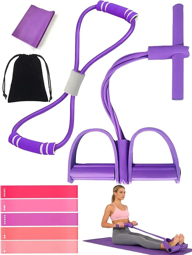 Vue d'ensemble du kit d'élastiques VERTOYCO F6, comprenant l'élastique à pédale violet à six tubes, une bande en huit, cinq bandes circulaires de différentes couleurs, une petite bande violette et une pochette de rangement noire. Une femme est visible en bas à droite, utilisant l'élastique à pédale pour un exercice d'abdominaux.
