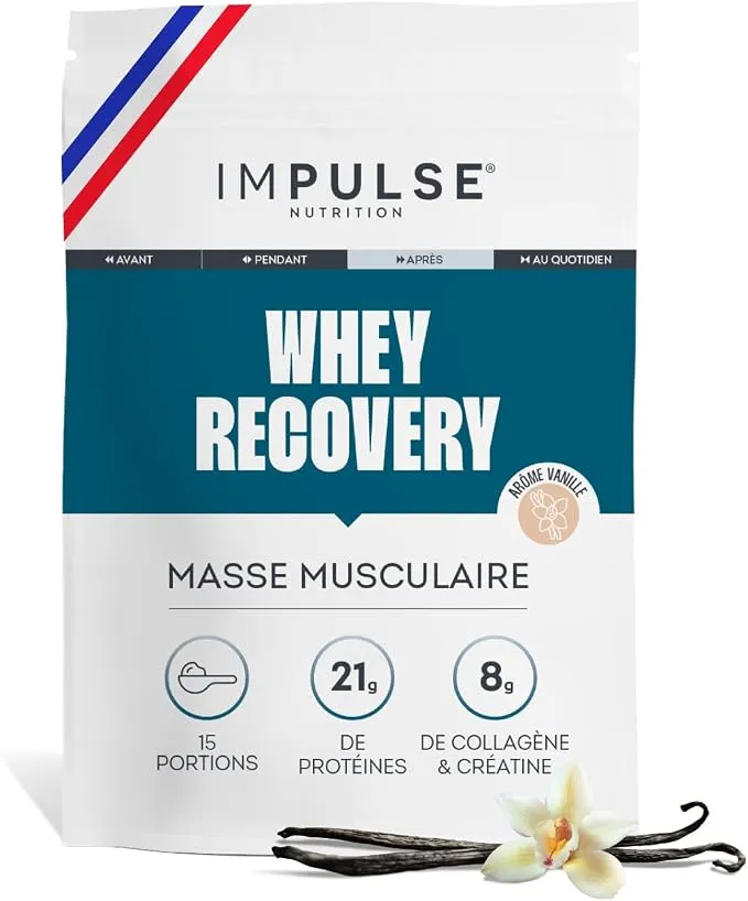 Sachet blanc et bleu de poudre protéinée Impulse Nutrition Whey Recovery saveur vanille, affichant 15 portions, 21g de protéines et 8g de collagène et créatine par portion. Des gousses de vanille et une fleur sont posées devant.