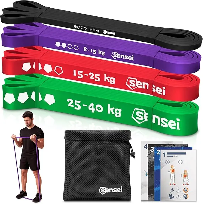 Quatre bandes élastiques de musculation de couleurs différentes (noir, violet, rouge, vert) avec leurs plages de résistance (1-8 kg, 8-15 kg, 15-25 kg, 25-40 kg) affichées. Un homme utilise l'élastique violet pour un exercice de biceps. Un sac de transport en maille noire et des fiches d'exercices sont également visibles.