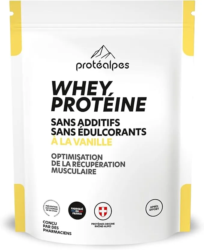 Sachet blanc de protéines en poudre Protéalpes saveur vanille, avec des accents jaunes. Le texte sur l'emballage indique 'WHEY PROTÉINE', 'SANS ADDITIFS SANS ÉDULCORANTS À LA VANILLE', 'FABRIQUÉ EN FRANCE', 'PROTÉINES ORIGINE RHÔNE-ALPES' et 'CONÇU PAR DES PHARMACIENS'.