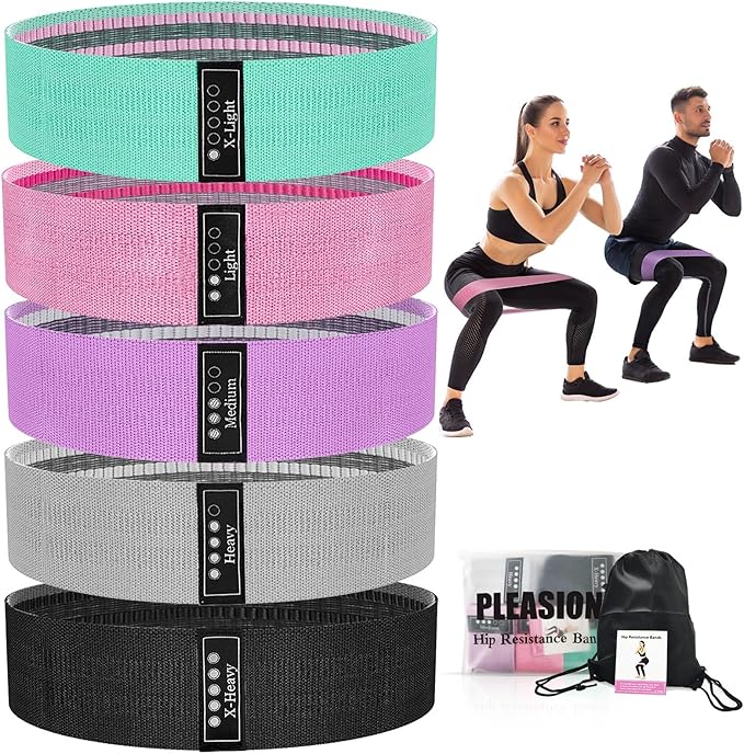 Cinq bandes de résistance en tissu PLEASION de couleurs différentes (turquoise, rose, violet, gris, noir) empilées, chacune indiquant un niveau de résistance (X-Light à X-Heavy). À droite, un homme et une femme effectuent des squats avec des bandes autour des cuisses. En bas à droite, l'emballage du produit et un sac de transport sont visibles.