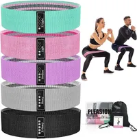 Cinq bandes de résistance en tissu PLEASION de couleurs différentes (turquoise, rose, violet, gris, noir) empilées, chacune indiquant un niveau de résistance (X-Light à X-Heavy). À droite, un homme et une femme effectuent des squats avec des bandes autour des cuisses. En bas à droite, l'emballage du produit et un sac de transport sont visibles.