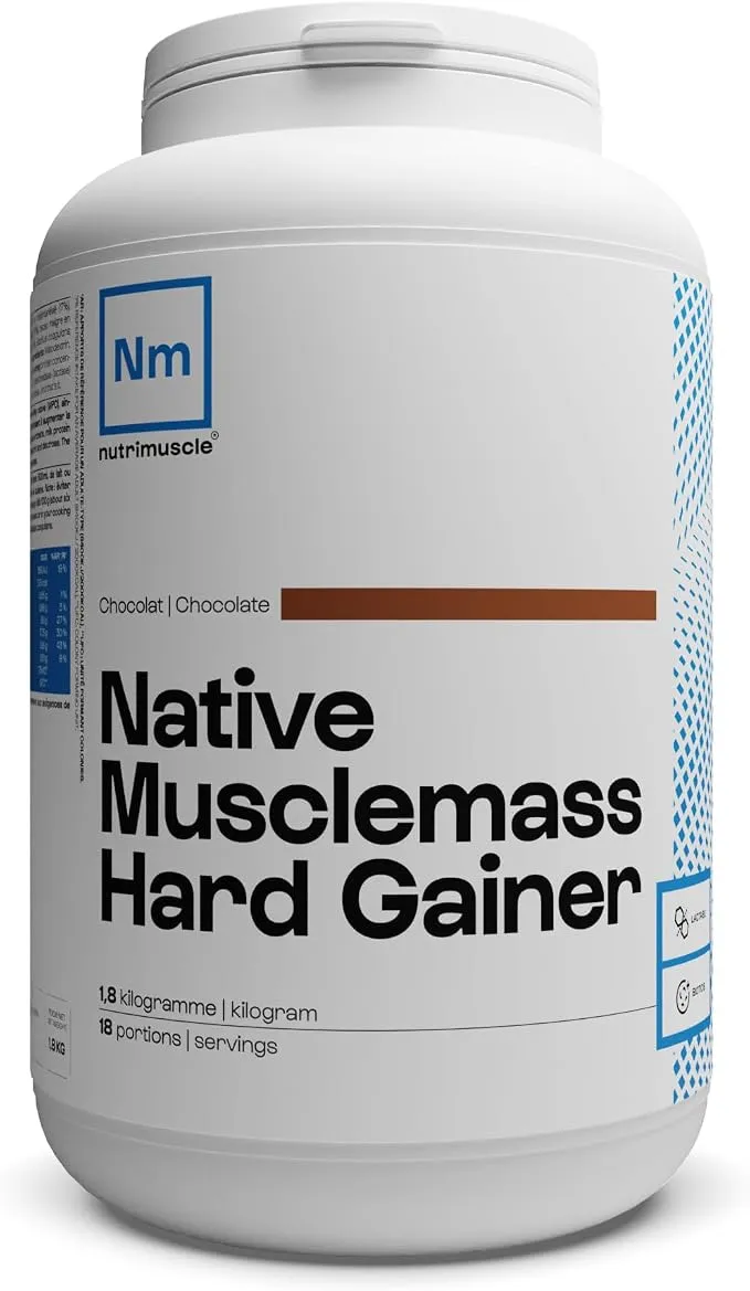 Pot blanc de Nutrimuscle Native Musclemass Hard Gainer saveur chocolat, affichant le logo Nm, le poids de 1,8 kg et 18 portions.