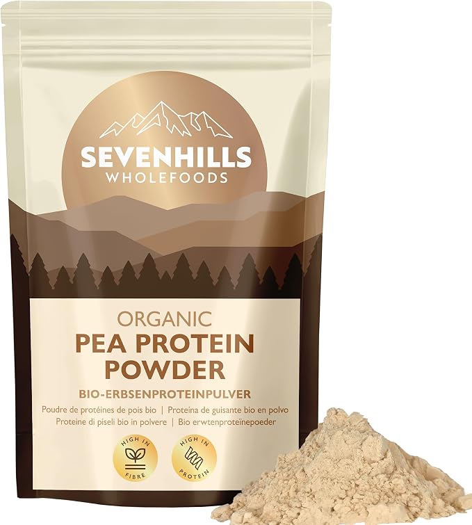 Un sachet refermable de poudre de protéines de pois bio Sevenhills Wholefoods, de couleur beige clair, est posé à côté d'un petit tas de la même poudre.