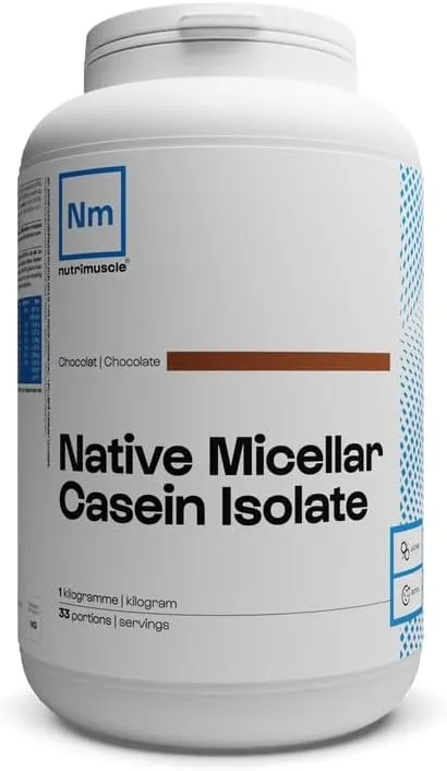 Un pot blanc de 1 kg d'isolat de caséine micellaire Nutrimuscle saveur chocolat, avec le logo de la marque et les informations sur le poids et le nombre de portions.