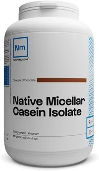 Un pot blanc de 1 kg d'isolat de caséine micellaire Nutrimuscle saveur chocolat, avec le logo de la marque et les informations sur le poids et le nombre de portions.
