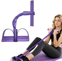 Une femme assise sur un tapis de yoga violet, utilisant un extenseur de fitness violet à six tubes avec des poignées et des étriers pour les pieds, effectuant un mouvement de rameur.