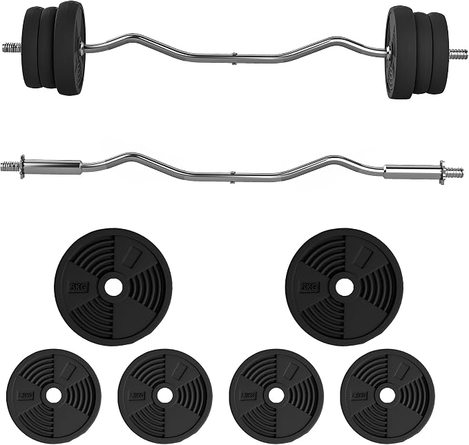 Vue d'ensemble du kit d'haltères SPORTNOW avec une barre coudée assemblée, une barre seule et les six disques de poids (deux de 5 kg et quatre de 2,5 kg) posés à plat.