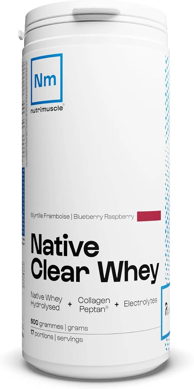 Un pot blanc de Nutrimuscle Native Clear Whey saveur Myrtille Framboise, affichant les ingrédients clés comme la whey hydrolysée, le collagène Peptan et les électrolytes, ainsi que le poids de 500 grammes et 17 portions.