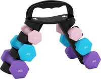 Un ensemble d'haltères hexagonaux de 1 kg (roses), 2 kg (bleus) et 3 kg (violets) rangés sur un support noir qui peut se transformer en kettlebell.