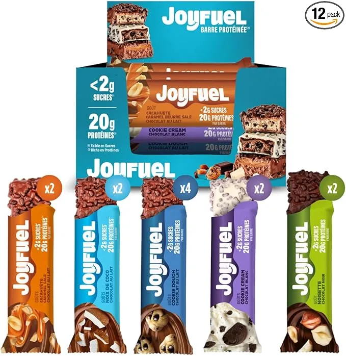 Un coffret de barres protéinées Joyfuel, avec une boîte de 12 barres et cinq barres individuelles de différentes saveurs (cacahuète, noix de coco, cookie dough, cookie cream, noisette) coupées pour montrer leur intérieur.