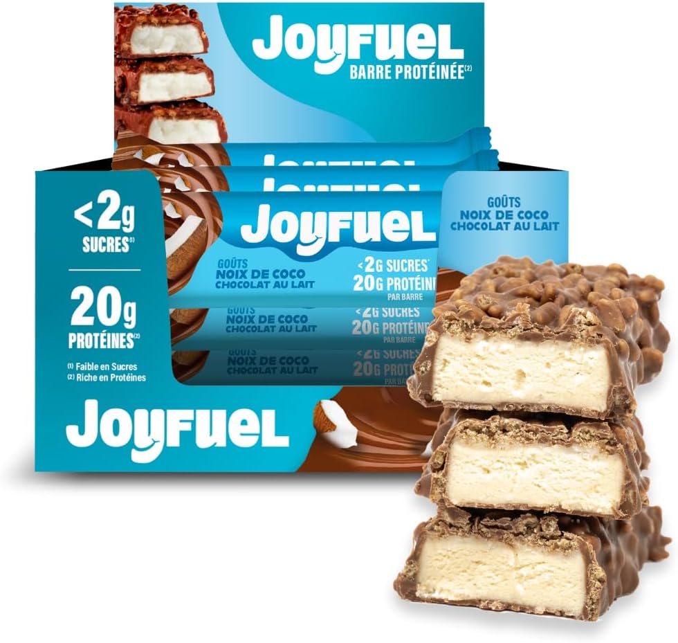 Trois barres protéinées Joyfuel saveur noix de coco chocolat au lait, dont deux coupées en deux pour révéler les couches intérieures de chocolat, de garniture crémeuse et de billettes croustillantes.