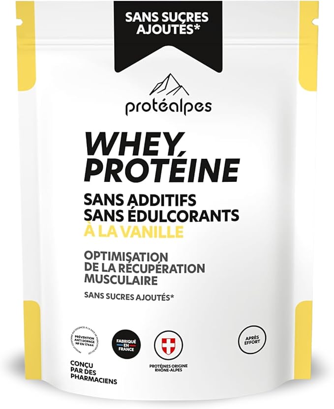 Un sachet blanc de protéine en poudre de la marque Protéalpes, avec les mentions "WHEY, PROTÉINE", "SANS ADDITIFS", "SANS ÉDULCORANTS À LA VANILLE" et "SANS SUCRES AJOUTÉS". Des logos indiquent "FABRIQUÉ EN FRANCE", "PROTÉINES ORIGINE RHÔNE-ALPES" et la certification "PRÉVENTION ANTI DOPAGE NF EN 17444".