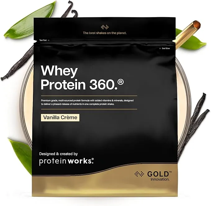 Sachet noir de protéine Whey Protein 360 saveur Vanille Crème, entouré de gousses de vanille et de feuilles vertes, partiellement immergé dans un liquide crémeux.