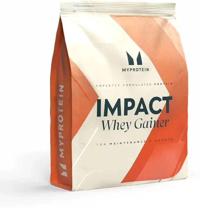 Un sac de Myprotein Impact Whey Gainer de couleur blanche et orange, posé sur une surface claire, avec le logo et le nom du produit clairement visibles.