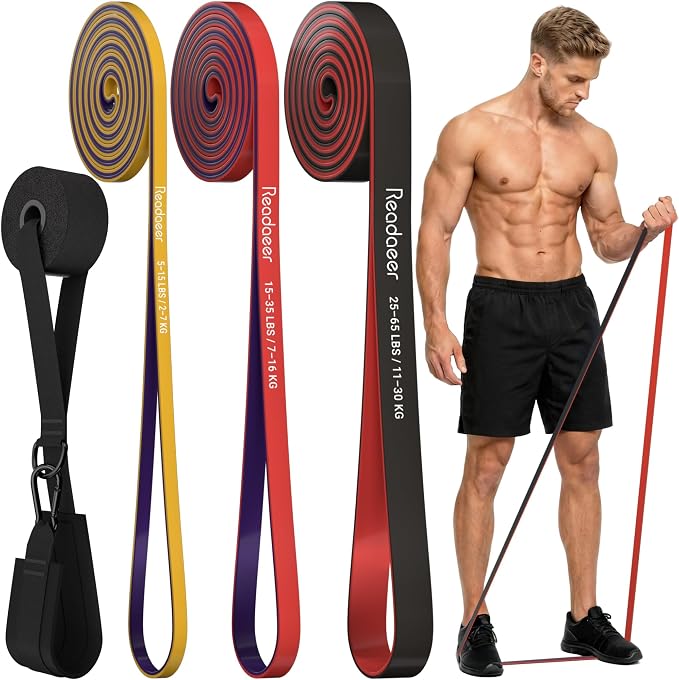 Un kit d'élastiques de résistance Readacer composé de trois bandes (jaune, rouge, noire) enroulées, d'un ancrage de porte et d'une sangle de cheville, avec un homme musclé utilisant une bande rouge pour un exercice de biceps.