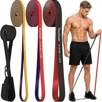 Un kit d'élastiques de résistance Readacer composé de trois bandes (jaune, rouge, noire) enroulées, d'un ancrage de porte et d'une sangle de cheville, avec un homme musclé utilisant une bande rouge pour un exercice de biceps.