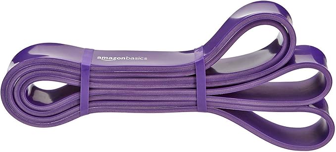 Bande de résistance Amazon Basics de couleur violette, pliée et maintenue par un élastique plus fin, avec le logo 'amazonbasics' visible sur le dessus.