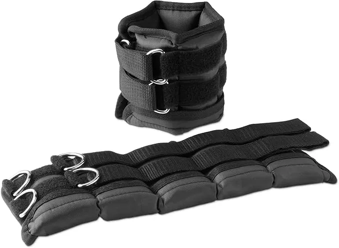 Un lest de cheville ou de poignet noir assemblé et un autre lest déplié montrant ses inserts de poids individuels, avec les doubles sangles velcro visibles.