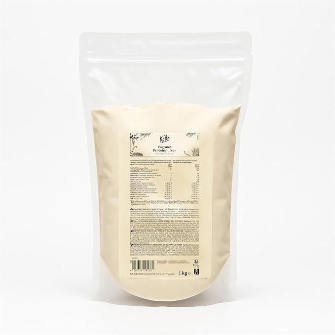 Sachet transparent de 1 kg de poudre protéinée vegan KoRo à la vanille, posé sur un fond clair, avec l'étiquette du produit visible.