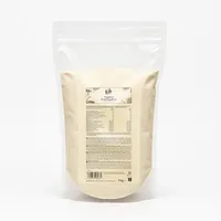 Sachet transparent de 1 kg de poudre protéinée vegan KoRo à la vanille, posé sur un fond clair, avec l'étiquette du produit visible.