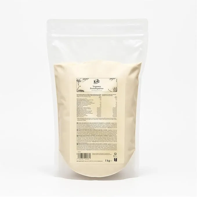 Sachet transparent de 1 kg de poudre protéinée vegan KoRo à la vanille, posé sur un fond clair, avec l'étiquette du produit visible.