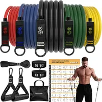 Vue d'ensemble du kit d'élastiques de musculation READAEER, comprenant cinq bandes de résistance colorées (rouge, bleu, noir, vert, jaune) avec leurs indications de poids (de 4,6 kg à 22,8 kg), deux poignées, deux sangles de cheville, un ancrage de porte, un sac de transport et un poster d'exercices, avec un homme musclé en arrière-plan.
