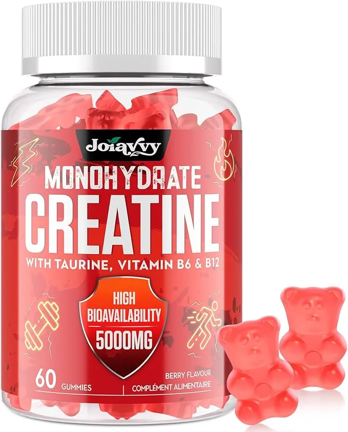 Bouteille de créatine Joiavvy en gummies, de couleur rouge, avec deux gommes en forme d'oursons à côté. L'étiquette indique 'Créatine Monohydrate avec Taurine, Vitamine B6 & B12' et '5000mg'.