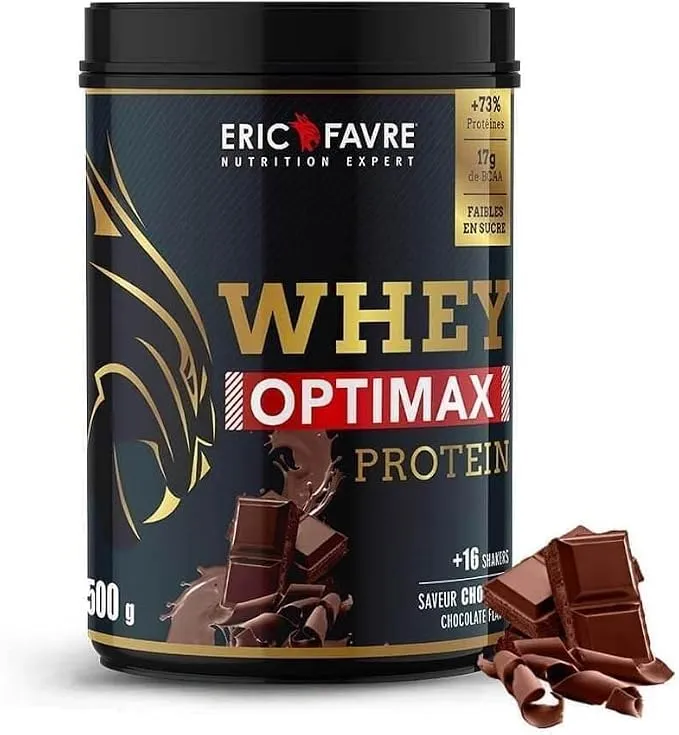 Pot de 500g de protéine Eric Favre Whey Optimax saveur chocolat, entouré de morceaux et de copeaux de chocolat.