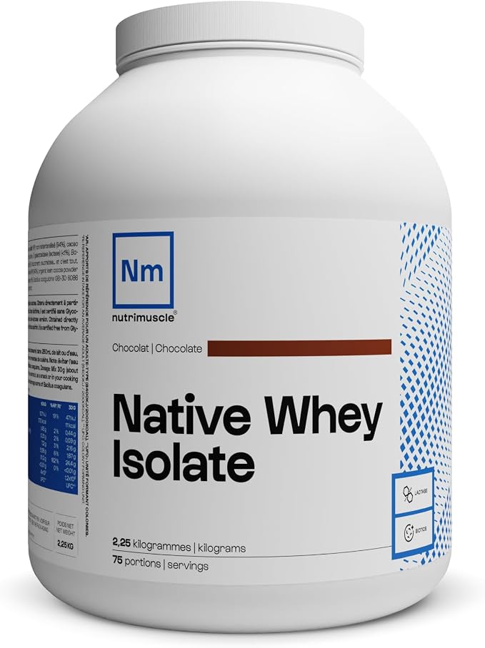 Grand pot blanc de Nutrimuscle Native Whey Isolate saveur chocolat, affichant un poids de 2,25 kg et 75 portions. Des icônes indiquent une faible teneur en lactose et la présence de probiotiques.