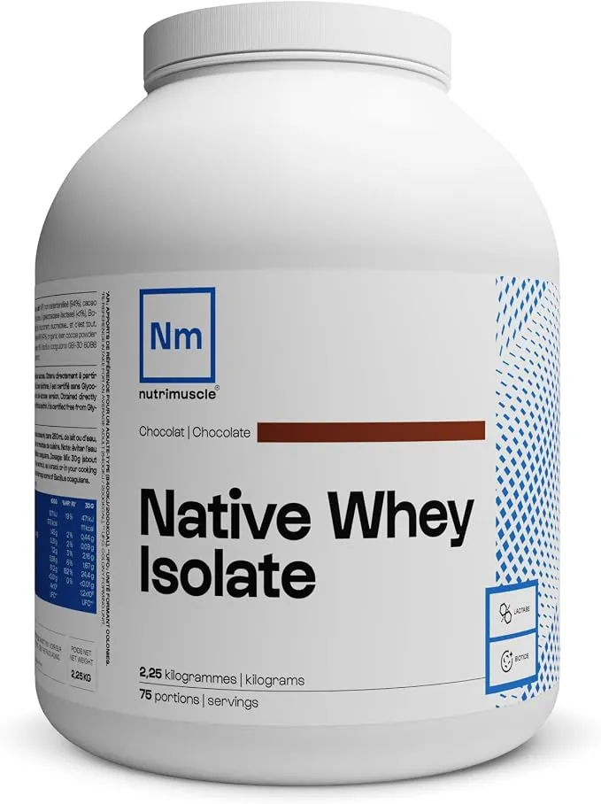 Grand pot blanc de Nutrimuscle Native Whey Isolate saveur chocolat, affichant un poids de 2,25 kg et 75 portions. Des icônes indiquent une faible teneur en lactose et la présence de probiotiques.