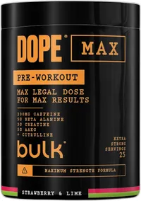Pot de poudre pré-entraînement Bulk Dope Max de couleur noire, avec des inscriptions orange et blanches détaillant les ingrédients clés comme la caféine, la bêta-alanine, la créatine et le mélange AAKG + citrulline, ainsi que la saveur Fraise & Citron Vert.