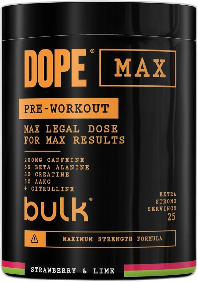 Pot de poudre pré-entraînement Bulk Dope Max de couleur noire, avec des inscriptions orange et blanches détaillant les ingrédients clés comme la caféine, la bêta-alanine, la créatine et le mélange AAKG + citrulline, ainsi que la saveur Fraise & Citron Vert.