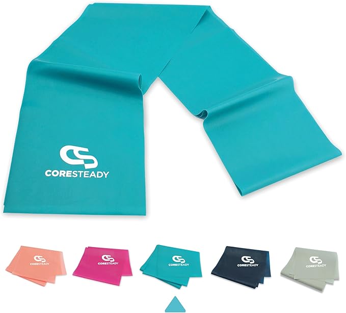 Bande élastique plate Coresteady de couleur turquoise, dépliée, avec le logo de la marque. En bas, cinq autres bandes pliées de différentes couleurs (pêche, rose, turquoise, bleu foncé, gris) sont présentées, illustrant la gamme.