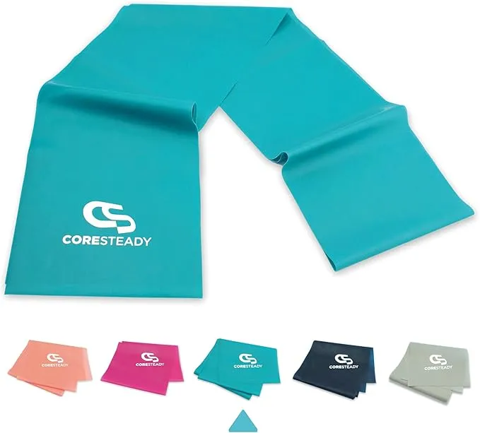 Bande élastique plate Coresteady de couleur turquoise, dépliée, avec le logo de la marque. En bas, cinq autres bandes pliées de différentes couleurs (pêche, rose, turquoise, bleu foncé, gris) sont présentées, illustrant la gamme.
