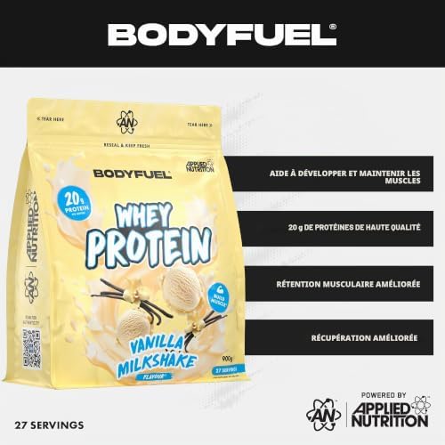 Le sachet de BodyFuel Whey Protein est présenté à côté d'un panneau listant les bénéfices du produit, tels que l'aide au développement musculaire et la récupération améliorée.