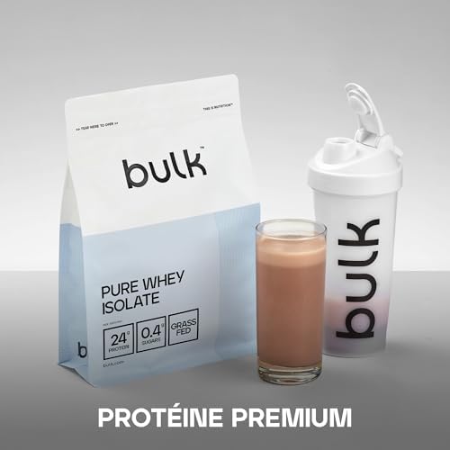 Un sachet de Bulk Pure Whey Isolate, un verre de boisson protéinée au chocolat et un shaker blanc Bulk posés sur une surface grise.